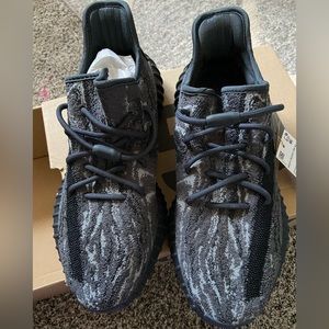 **New** YEEZY BOOST 350 V2